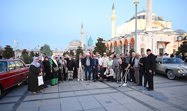 Konya Büyükşehir’den Huzurevi’ndeki Büyüklerimize Klasik Araçlar ve Açık Hava Sinemasıyla Nostaljik Sürpriz