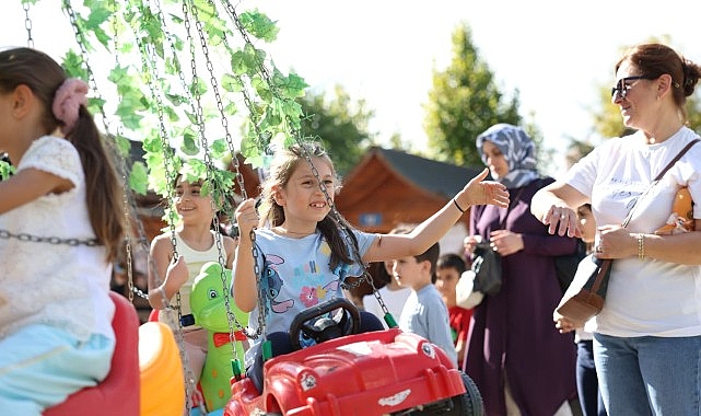 Küçükçekmece’de 90’lar konseptli Yaza Veda Festivali büyük ilgi gördü