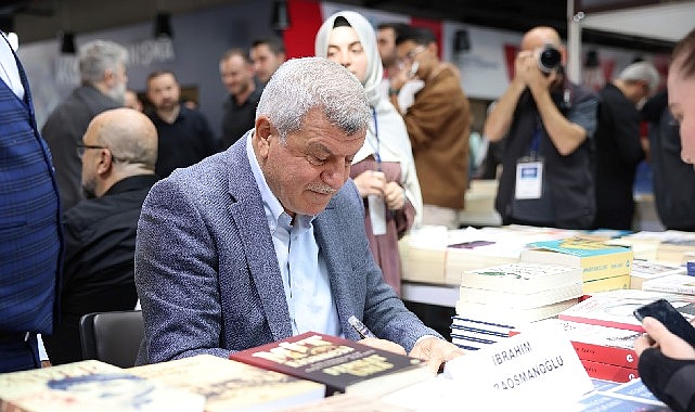 Karaosmanoğlu, Kitap Fuarı’nda kitabını imzaladı