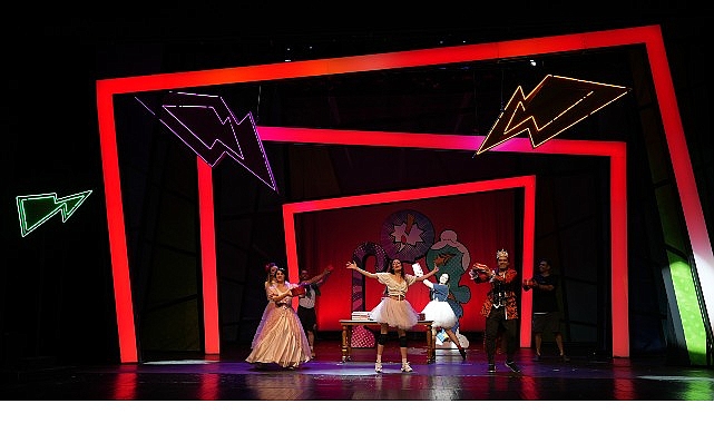 Kocaeli Şehir Tiyatroları gururla sunar