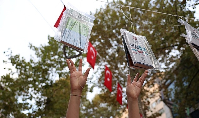 Kocaeli’de gelenek bozulmadı, kitaplar yine ilk ağaçlarda açtı!