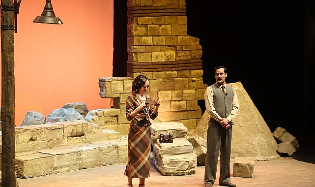 Bakırköy Belediye Tiyatroları’nda Yeni Dönem: ‘Ay Tedirginliği’ Galasında Yıldızlar Geçidi!