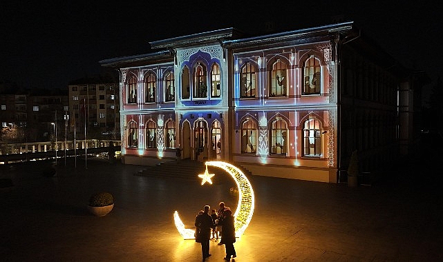 Siyer Sergisi ve Mukaddes Emanetler Sergisi Kadir Gecesi’nde Doldu Taştı