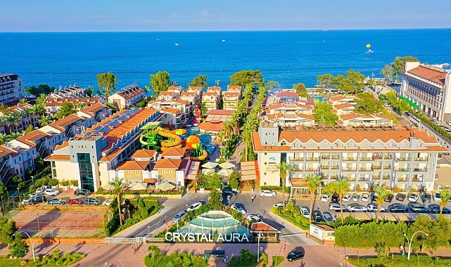 Kemer’de Çevre Duyarlılığı Ödülle Taçlandı: Crystal Aura Aqua Collection’a Anlamlı Plaket
