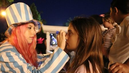 “Büyükşehir Çocuk Şenliği Gördes’te” Çocuklara Unutulmaz Bir Akşam Yaşattı