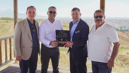 Kâmil Koç ve Mercedes-Benz Türk,  Bir Asırlık Başarıyı Beraber Dikilen Fidanlar ile ölümsüzleştirdi