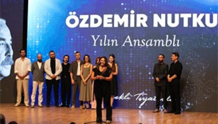 İzBBŞT, Özdemir Nutku Tiyatro Ödülleri’nden dört ödülle döndü