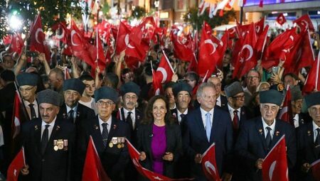 Karşıyaka’da 9 Eylül coşkusu sokakları kırmızı beyaza bürüdü