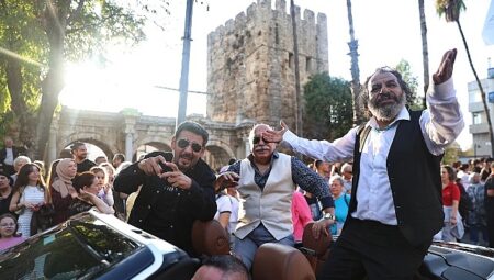 Başkan Vekili Özdemir’den Antalyalılara Altın Portakal daveti