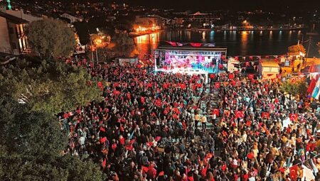Cumhuriyetin 103. yılı omuz omuza kutlandı