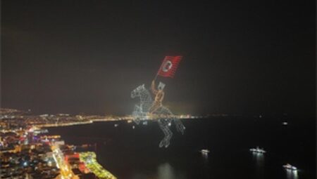 İzmir’de Cumhuriyet coşkusu gökyüzüne taştı
