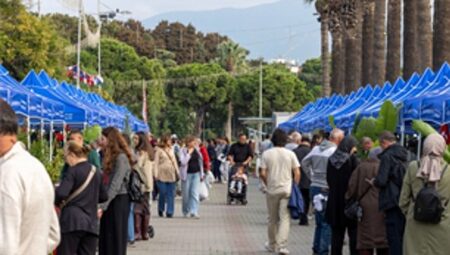 İzmir’in renkli festivali Kültürpark’ta kapılarını açtı