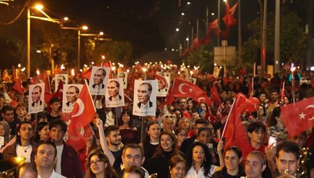On binlerce Antalyalı Cumhuriyet için yürüdü